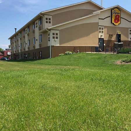 Super 8 By Wyndham Janesville Luaran gambar