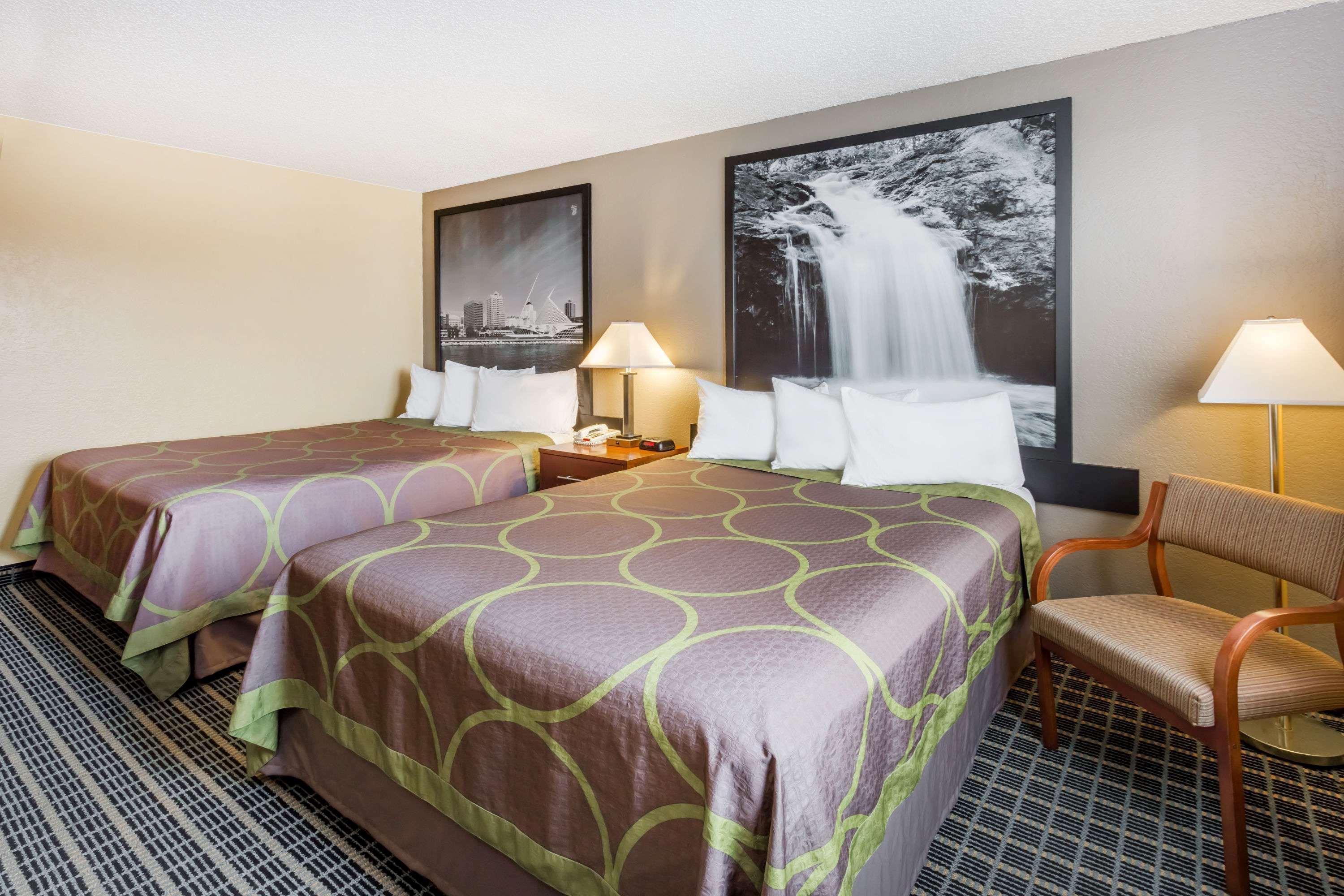 Super 8 By Wyndham Janesville Luaran gambar