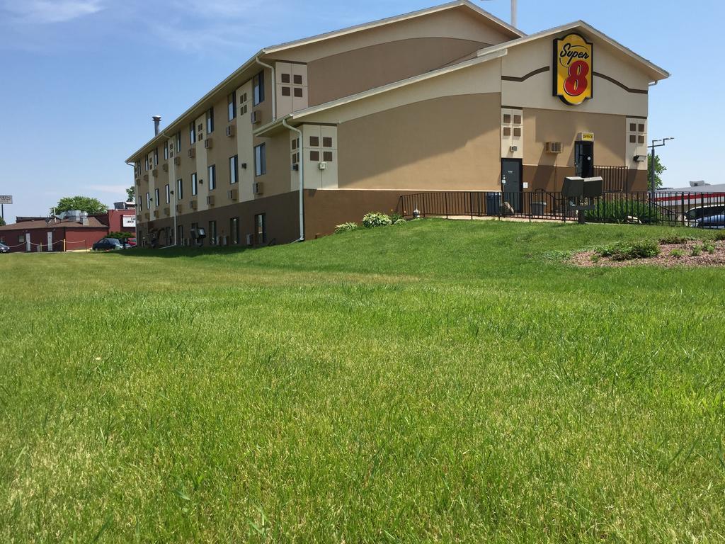 Super 8 By Wyndham Janesville Luaran gambar