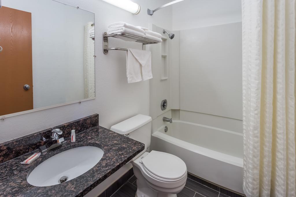 Super 8 By Wyndham Janesville Luaran gambar