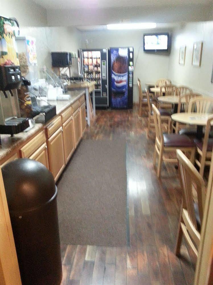 Super 8 By Wyndham Janesville Luaran gambar